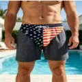 Detailansicht von Herren Badeshorts mit US-Flaggen-Muster und verstellbarem Kordelzug. - Unterteil - Sternenbanner-Patchwork (DK01-LL9)