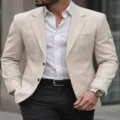 Veste de blazer beige décontractée pour homme, élégante pour fête et usage quotidien. - S / Hauts / Beige