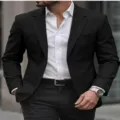 Vue de détail du costume d'affaires noir pour homme avec chemise blanche et montre. - Noir