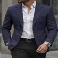Vue detaillee de la elegante veste de costume decontractee pour homme en couleur bleu marine. - Bleu foncé