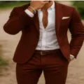 Vue de détail du costume décontracté slim pour homme, blazer et pantalon rouille. - Bordeaux
