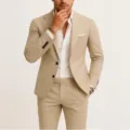 Costume beige homme deux pièces, blazer et pantalon élégants vue de détail classique. - Khaki Clair