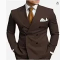 Vue de detail du costume croise marron pour homme, revers elegant et pochette chic. - S / Haut et Bas / Brun Foncé
