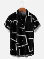 Primo piano dettagliato della camicia nera che mostra il motivo geometrico bianco astratto. - Taglia S / Top / Stampa Geometrica a Linee Bianche e Nere