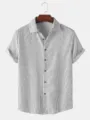 Camicia casual a maniche corte da uomo con righe verticali bianche e nere e colletto classico. - Taglia S / Top / Righe Verticali Bianche e Nere
