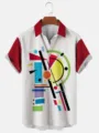 Camicia casual da uomo a maniche corte con stampa geometrica astratta colorata e colletto rosso. - Taglia S / Top / Stampa Patchwork Geometrica Colorata