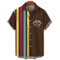 Dettaglio ravvicinato della stampa surfista e delle righe colorate sulla camicia. - Taglia S / CSM-0164