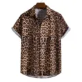 Detalle de cuello y botones de camisa de manga corta con estampado de leopardo. - Estilo con Estampado de Leopardo