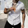 Vista detallada de camisa informal de manga corta para hombre con patrón degradado gris. - S / Top (HIJ-D70) / Degradado de Rejilla Gris Claro
