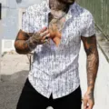 Vista detallada de la camisa de manga corta para hombre con diseño de estampado degradado. - S / Top (HIJ-D71) / Estampado Abstracto Degradado