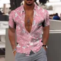 Vue détaillée de la chemise à manches courtes pour homme avec imprimé tropical rose. - 3XL / Hauts / Feuille Rose
