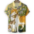 Camisa de manga corta para hombre con estampado digital de gatos y flores azules, estilo casual. - Estilo con Estampado de Gato and Margarita