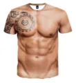 Gedetailleerd overzicht van 3D spierborstprint en stam-tatoeage op heren novelty t-shirt. - 3XL / HJ-F10797