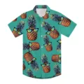 Primer plano del estampado de piña 3D colorido y detalles de mangas cortas de la camisa veraniega. - 6XS / Tops / Estampado de piña y gafas de sol