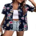 Λεπτομερής όψη γυναικείου τροπικού floral χαβανέζικου πουκαμισού με κουβανέζικο γιακά και κοντά μανίκια. - Σκούρο Μπλε Τροπικό Λουλουδάτο (HJ-0120-M06)