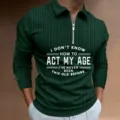 Detailaufnahme des dunkelgrünen Rippstrick-Langarm-Poloshirts mit witzigem Textdruck. - S / Oberteile / Dunkelgrün Gerippter Stil (CXLLPS-101(22))