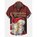 Vista detallada de camisa informal de manga corta para hombre con estampado navideño vintage. - 3XL / Tops / La Noche Antes de Navidad (HJ-DC0943)