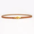 Ceinture fine en cuir marron avec boucle dorée, accessoire minimaliste élégant pour femme. - Grain Croisé Chameau