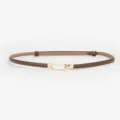 Fine ceinture en cuir marron pour femme, variante élégante de sangle de taille boucle métal. - Napa Caramel