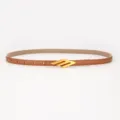 Ceinture fine en cuir marron pour femme avec boucle métallique dorée, style casual. - Film de Transfert Chameau