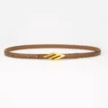 Célèbre ceinture fine en cuir marron pour femme avec boucle métallique dorée chic et élégante. - Film de Transfert Caramel