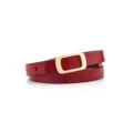 Gros plan d'une fine ceinture en cuir rouge avec boucle métallique rectangulaire dorée. - Boucle Carrée Simple / Rouge