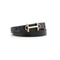 Détail en gros plan de la ceinture en cuir noir avec une boucle métallique dorée exquise. - Boucle à Plaque I Monocouche / Noir