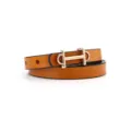 Vue detaille de la ceinture fine en cuir marron pour femme avec boucle H dore design minimaliste. - Boucle à Plaque I Monocouche / Chameau