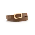 Ceinture fine en cuir marron avec boucle rectangulaire dorée, détail élégant pour robe et costume. - Boucle Carrée Simple / Couleur caramel