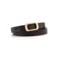 Gros plan d'une fine ceinture en cuir marron foncé avec boucle dorée minimaliste. - Boucle Carrée Simple / Café