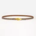 Ceinture fine pour femme en cuir taupe avec boucle métallique dorée élégante et chic. - Film de Transfert Gris Foncé