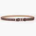 Détail de la ceinture en cuir marron foncé avec boucle à ardillon argentée et doubles passants. - 105cm / Café