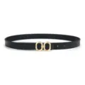 Détail en gros plan d'une fine ceinture noire pour femme avec une élégante boucle dorée. - Double Anneau Court / 100cm / Noir