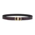 Vue détaillée de la ceinture en cuir marron minimaliste pour femmes avec boucle dorée. - Double Anneau Court / 100cm / Café