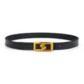 Gros plan détaillé d'une ceinture en cuir noir minimaliste avec boucle géométrique dorée. - Boucle Carrée / 100cm / Noir
