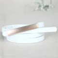 Ceinture fine en cuir blanc pour femme avec une élégante boucle plate en métal doré. - 100cm / Blanc