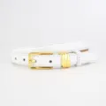 Ceinture fine en cuir blanc pour femme, lanière élégante avec boucle et anneau doré chic. - Blanc