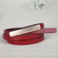 Fine ceinture en cuir rouge pour femme avec une élégante boucle en métal doré. - 100cm / Rouge