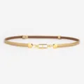 Cinturón fino de cuero dorado para mujer, accesorio elegante para vestidos y looks de moda. - Caqui Nappa