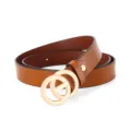 Ceinture en cuir marron pour femme avec boucle géométrique dorée élégante pour tenue décontractée. - Chameau