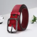 Rode lederen riem voor vrouwen met een stijlvolle metalen gesp en casual accessoire. - Zwarte Gesp - Rood