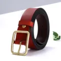 Rode lederen damesriem met vierkante goudkleurige gesp stijlvol accessoire variant sku - Koperen Gesp - Roodbruin