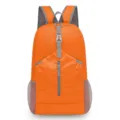 Faltbarer Outdoor Rucksack in hellem Orange mit Netztaschen an den Seiten und Fronttasche. - Orange