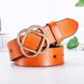 Ceinture en cuir orange pour femmes avec boucle dorée géométrique élégante, accessoire de taille. - Chameau