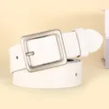 Witte lederen riem met klassieke zilveren vierkante doorngesp voor dagelijks gebruik door dames - 100cm / Wit
