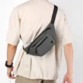 Graue Brusttasche für Herren, modische Umhängetasche, wasserdicht mit vielen Fächern. - Grau