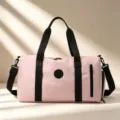 Sac de voyage rose avec sangles noires, grand sac de sport pour fitness et courts déplacements. - Rose