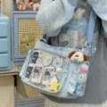 Bolso ita de anime lindo estilo japonés con bolsillo transparente para pines y peluches. - Azul (Con Colgante)