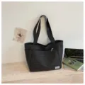 Sac cabas en toile à carreaux noirs avec bretelles et poche avant zippée pour le quotidien. - Noir