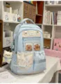 Joli sac à dos bleu clair avec fenêtre de dessin animé et pendentif en peluche douce. - Pendentif Ours Gourmand / Bleu